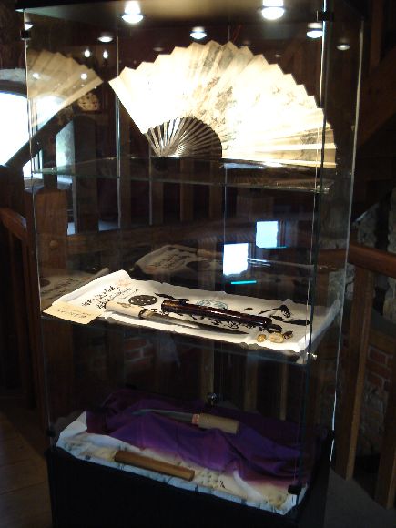 Na wachlarzu jest motyw roślinny składający się m.in. z drzew o pięknych formach.