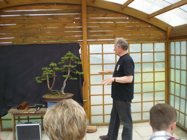 Zbyszek omawiający rośline