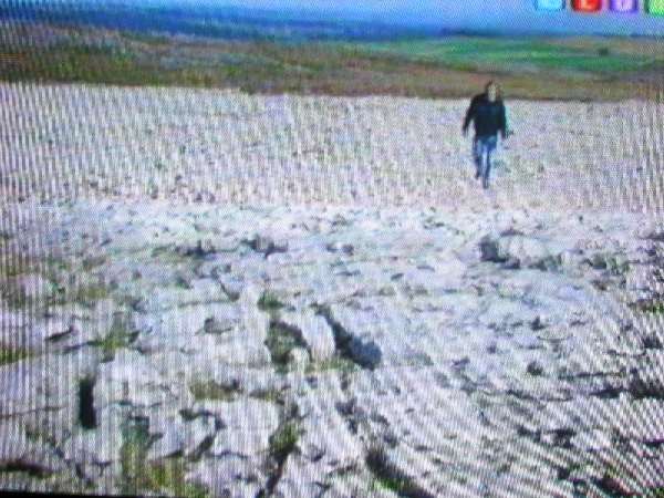 Zgroza; kamera pokazaÂła naprawdĂŞ ponury obraz- za kamerzystÂą plaÂża siĂŞ jeszcze trochĂŞ ciÂągÂła. (zdjĂŞcia sÂą zrobione z telewizora dlatego kiepski obraz)