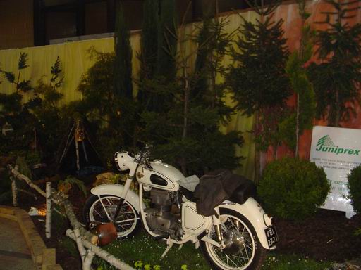 OgrĂłd w stylu biwakowym.