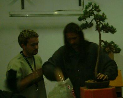 Nocna walka z przesadzeniem tego bociana. PomagaÂł mi Âłowca nagrĂłd z KsiaÂża Sir Robert BÂłÂądek (sorki za lichÂą jakosc ale wÂłasnie wysiadÂła mi lampa w aparacie)