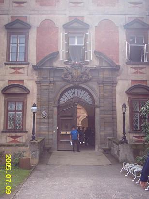 Zas w Libochovicach sÂłonko, piekny zamek a u wrot czeka na nas z otwartymi rekoma nasz znajomy Vaclav Novak