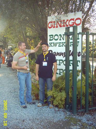 Garasek i ja przed wejsciem.