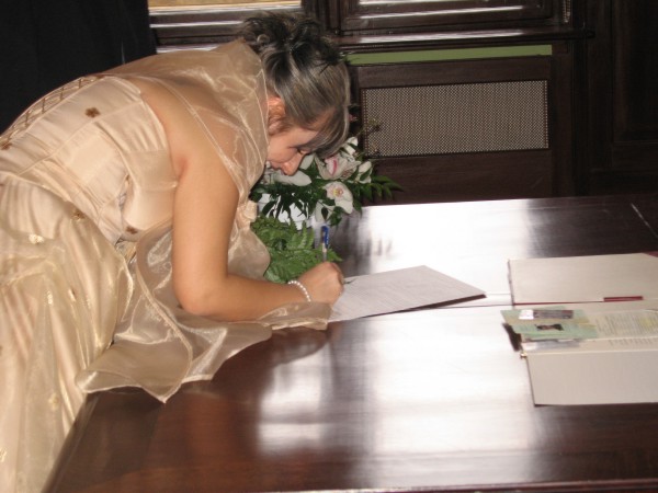 Sprawy formalne. Daria podpisuje akt maÂłÂżeĂąstwa.