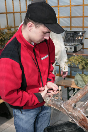 Lukasz formuje martwe drewno metoda sciagania poszczegolnych wlokien.Jiny wygladaja bardzo naturalnie.Lepiej niz tylko frezowane.Zmudna praca dajaca b.dobre efekty.