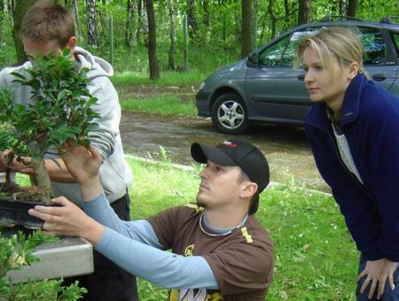 Qci pomaga Annie w formowaniu. A za drzewkiem chowa siĂŞ Vofkoo.