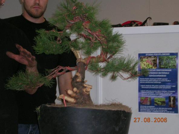 Czas przyszedÂł na mycie rÂąk(umywalki na wystawie byÂły).