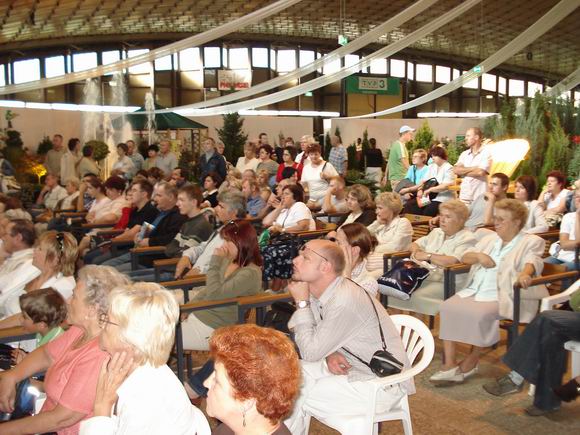 PublicznoÂśĂŚ z uwaga przyglÂądaÂła siĂŞ pokazowi i Âżywo komentowaÂła jego przebieg.