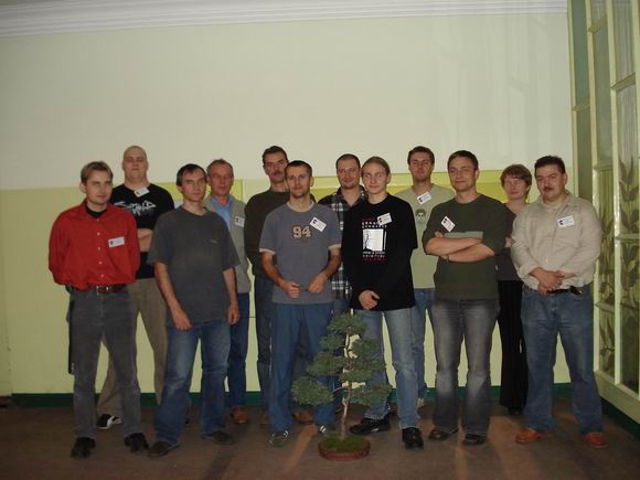 ZdjĂŞcie rodzinne. Od lewej: Kamil, Kuba, KorzeĂą, Wojtek PrzybyÂła, Fater, Stomeks, Olon, Acer Palmatum, Dragonww, Martin, Anna Dorota, Oliwia99. Na podÂłodze cyprys RafaÂła (Oliwia99).