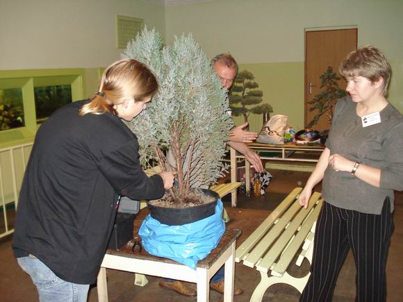 Acer z AnnÂą i Wojtkiem przy swoim jaÂłowcu.