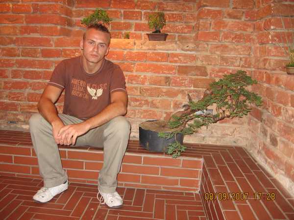 Âżeby nikt nie pÂłakaÂł daje zdjecie uformowanej kaskady przez chÂłopakĂłw na jednolitym tle - niestety ze mnÂą bo innej fotki nie mam z samym drzewem ...