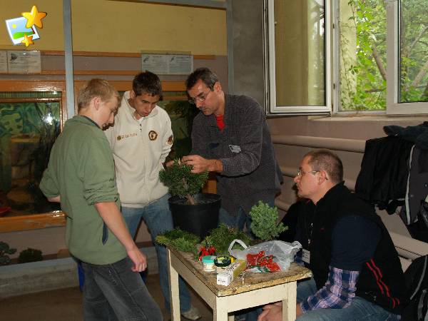 MichaÂł, Karol, Roman i Olek - przy cisie